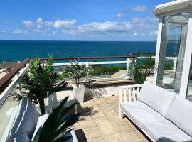 NEW! Stunning 2 Bed Beach Front Penthouse Apartment - Topaz, Compass Point, hotell i Carbis Bay