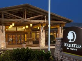 DoubleTree by Hilton Libertyville-Mundelein، فندق مع موقف سيارات في Mundelein