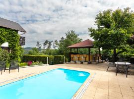 Private summer house with swimming pool, beach bar and pit for football and volleyball, vilă din Hvězdonice