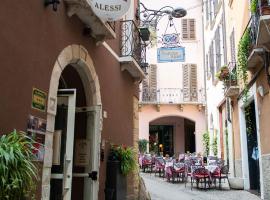 Alessi Hotel Trattoria: Desenzano del Garda şehrinde bir otel