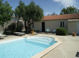Studio avec piscine, hotel v destinaci Corbère