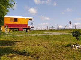 Véritable roulotte hippomobile "LA BAILLEUL", luxusní stan v destinaci Mentheville