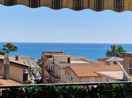 Blue Horizon Calabria - Seaside Apartment 120m to the Beach - Air conditioning - Wi-Fi - View - Free Parking, renta vacacional en Santa Caterina Dello Ionio Marina