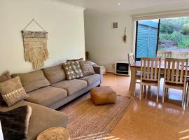 Cosy On Tobruk, hotel with parking in Robe