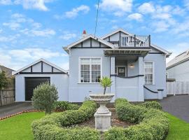 Charming spacious home with bay views close to CBD, holiday home in Warrnambool