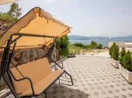 3 Bedroom Nice Apartment In Komarna