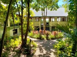 Jackaroo Treehouse Rainforest Retreat، فندق مع موقف سيارات في ميشن بيتش