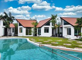 LA PETITE MANGROVE Resort, hotel di Phumĭ Srângam