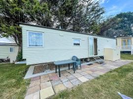 Lovely Caravan At Valley Farm Holiday Park, Sleeps 8 Ref 46127v, holiday rental in Great Clacton