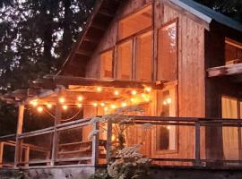 Ocean Views & Sunset Beach Cabin with soaker tub & fire pit, feriebolig i Powell River