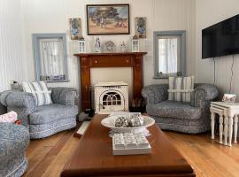 Cherry Blossom Cottage-with country charm and spa, hotel v destinaci Stanthorpe