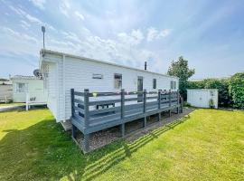 Lovely 6 Berth Caravan With Decking, Close To The Beach In Suffolk Ref 68075bs, glamping site in Lowestoft