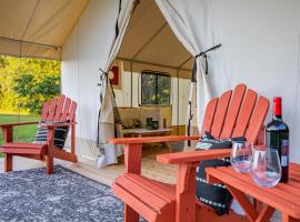 Heated Glamping Tent, alquiler vacacional en Cassville