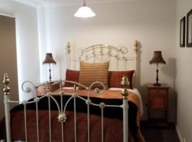 Bright Deluxe No.1 TOWNHOUSE ACCOMMODATION, hotel in Bright