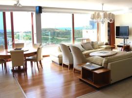 Luxury Breathtaking Seafront Penthouse Duplex, allotjament a la platja a Rishon LeẔiyyon