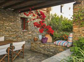 Stylish stone house with pool - Aprovato, Andros, hotell med basseng i Ándros