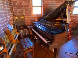 猫とピアノと星空のリゾートブティックコテージ -Starry Forest Cottage Okinawa-