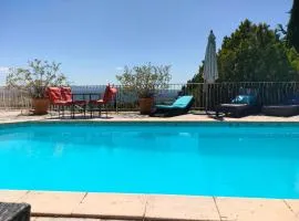 T2 de la Bastide Rouge vue exceptionnelle (180°) sur Aix domaine privé T2 indépendant de 37 m2 avec terrasse exposée plein sud Piscine 10 X 5