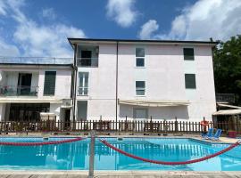 Appartamento con piscina: Monti di Licciana Nardi şehrinde bir kiralık tatil yeri