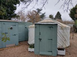 South Wales Yurt-Cosy, log burner & private garden, budget hotel sa Undy