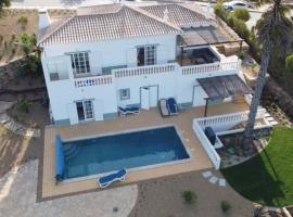 Stunning Villa with Pool & View near beach, villa en Budens