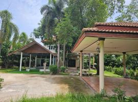 Pool Villa Armthong Home, cabaña o casa de campo en Ban Nong Toei