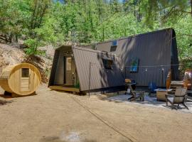 The Hygge Hideaway Cabin Near National Forest, дом для отпуска в городе Прескотт