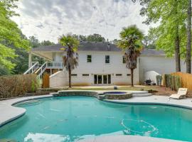 Chic Georgia Abode with Home Theater, Pool and Hot Tub, hotel v mestu Ellenwood