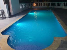 Casa chalet de campo con piscina, üdülőház Nadorban