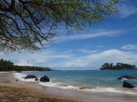 Robinson's Hut, hotel near Bureh Beach, Bure Town