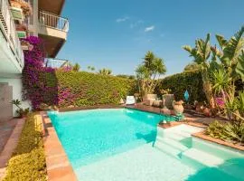 Paradise Oasis: 400sqm Townhouse, Pool & Seaview