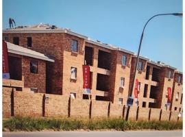 Two Bedroom townhouse THE PINES ALBERTSDAL, hotel near Kliprivier Country Club, Alberton