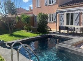 Charmante villa équipée, piscine: Le Soler şehrinde bir otel