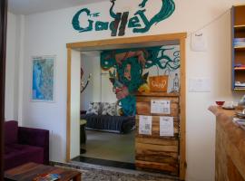 The Galley Party Hostel, מלון בשקודר