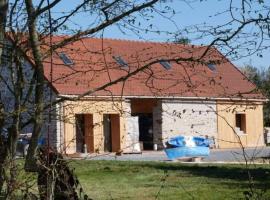 Grange Bouton d Or sleeps 2 quiet countryside location Boussac medieval town: Malleret-Boussac şehrinde bir otoparklı otel