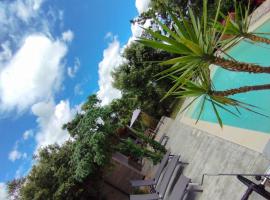 La maison en bois, hotel com piscinas em Monteils