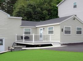 LakeAccess 4 Bed 3 Full Bath HOT TUB, hotel with parking in Billerica