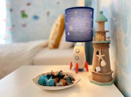 Cozy fairytal garden apartment, Family Friendly, Free parking, 15 Min to Airport, hotel em Atenas