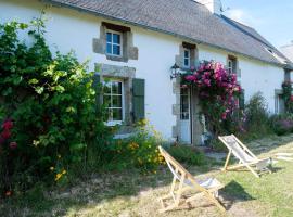 La Maison de L'Amiral, son jardin, son tennis à 7 min à pied de l'océan, hotel v destinácii Moëlan-sur-Mer