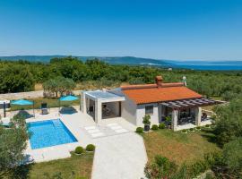 Villa Silentio - peaceful and private villa with outdoor pool and whirlpool, Ferienhaus Istrien, недорогой отель в городе Marčana