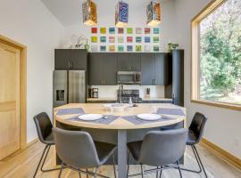 New Castle Getaway with Grill and Mountain Views!, hôtel à New Castle