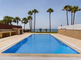 Amazing frontline beach villa, hotel v destinaci Larnaka