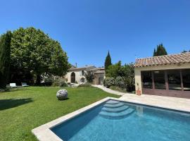 MAS MILLÉSIME - Chambre double - petit déjeuner - piscine - Mas du XVIIIème siècle proche Saint-Rémy-de-Provence, guest house in Mas blanc des Alpilles