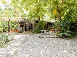 Bajo el Arbol B&B, bed & breakfast a Santa Teresa Beach