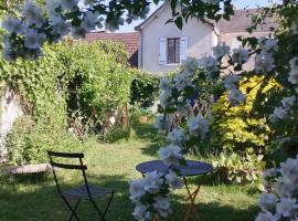Le jardin Renard-Clos sur Loir cottage in the Loir & Loire valleys, hotell i La Chapelle-aux-Choux