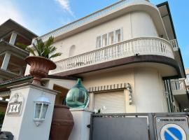 Al Mare 54 Luxury Guest House, rum i privatbostad i Lido di Camaiore