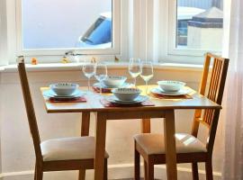 Parkside 2 bedrooms appartment with encolsed garden, hotell i Largs
