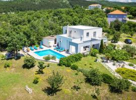 Private Luxury Holiday Home With Pool -Lola - – hotel w mieście Lovreć