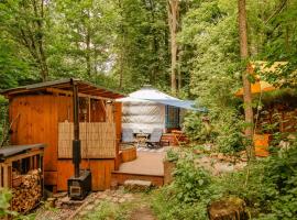 Yurt in the Wood, hotel dengan parking di Hřibojedy