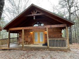 Romantic Laurel Wood Home with Private Hot Tub, hotel sa Tellico Plains